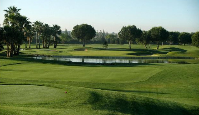 El fútbol, protagonista solidario por un día en un campo de golf