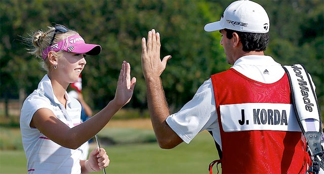 Despide a su caddie y lo sustituye por su novio