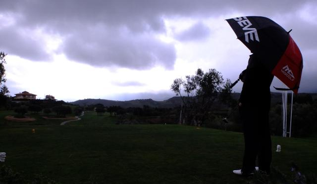 La lluvia se cuela en 'las aulas' del golf