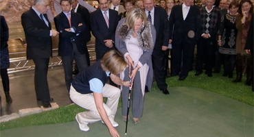 Belén Juste, Consellera de Turisme, visita el stand de la FVCG