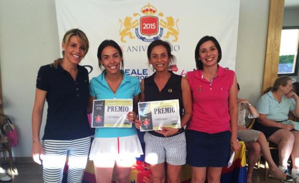 mujer y golf