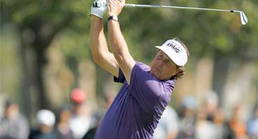 Bradley se une a Mickelson en el liderato en Riviera